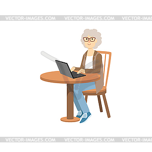 Старая женщина, работающая на Lap Top - векторный эскиз