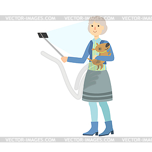 Старая Дама с собачкой принимая картину с селфи палочке - рисунок в векторе