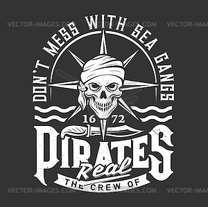Пиратский или корсарский череп на футболке с принтом или эмблемой - стоковый клипарт