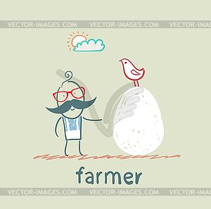 Фермер стоял рядом с огромным куриное яйцо - клипарт Royalty-Free