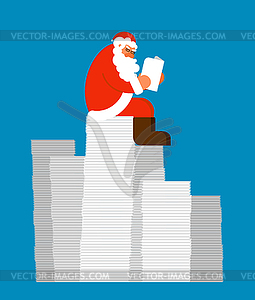 Санта чтения почты на кучу писем. Клаус и - изображение в векторе