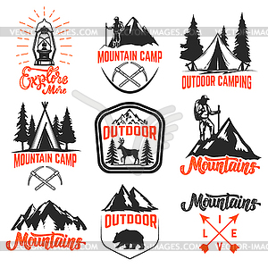 Набор эмблем горного лагеря. Открытый туризм, - векторный клипарт Royalty-Free