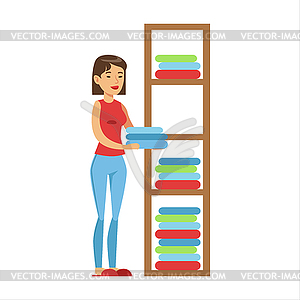 Женщина Домохозяйка Ранжирование чистую одежду на полках, - стоковое векторное изображение