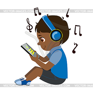 Мальчик чтение текста планшетных и слушать музыку - векторизованный клипарт