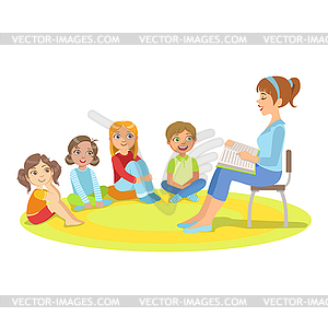 Группа маленьких детей, сидя вокруг учителем, чтения - векторное изображение клипарта