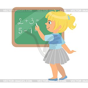 Симпатичная школьница, стоя возле доски - иллюстрация в векторе
