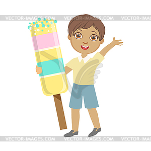 Счастливый маленький мальчик держит огромное мороженое, красочные - клипарт Royalty-Free