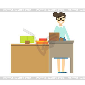 Учитель в очках, стоя за столом Улыбаясь, - векторный клипарт EPS