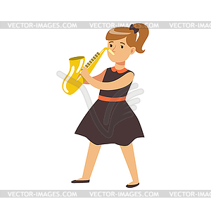 Молодая девушка в черном платье играя на саксофоне. - стоковый клипарт