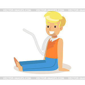 Мило улыбается мальчик, сидя на полу. красочный - иллюстрация в векторном формате