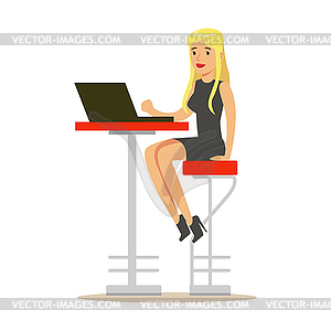 Beatuful белокурая женщина, сидя на высоком стуле и USIN - векторизованный клипарт