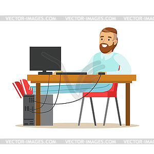 Улыбаясь бородач человек, работающих на компьютере за своим столом - клипарт в векторном виде