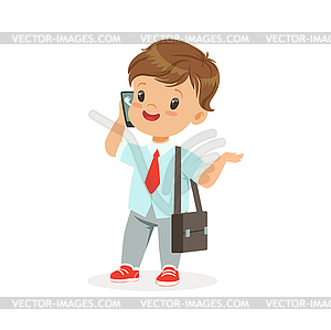Симпатичный маленький мальчик бизнесмен, говорить на смартфоне, - векторное графическое изображение