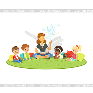 Учитель читает сказку детям, сидя на - изображение в векторном формате