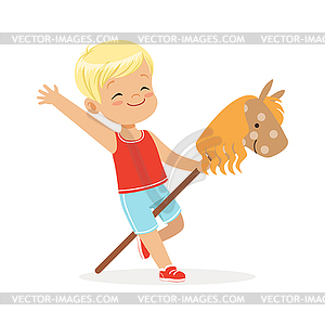 Симпатичный улыбающийся маленький мальчик, верхом на деревянной палочке - векторное графическое изображение