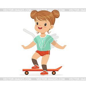 Девочка верхом на скейтборде, летняя активность детей - иллюстрация в векторе