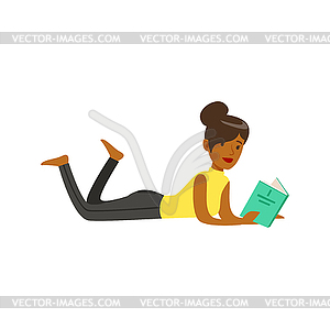 Красивая молодая черная женщина, лежа на полу и - векторный клипарт EPS