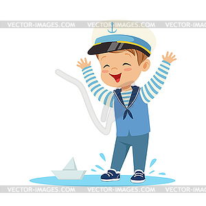 Симпатичный улыбающийся маленький мальчик, одетый в матросов - стоковый векторный клипарт