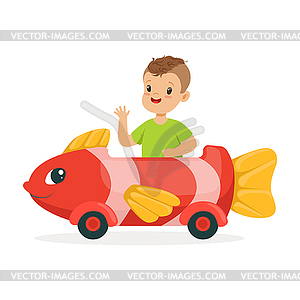 Симпатичный маленький мальчик, верхом на игрушечном рыбном автомобиле, у мальчика есть fu - векторный дизайн