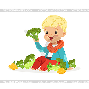 Счастливый блондинка мальчик, сидя на полу играть - изображение в векторном формате
