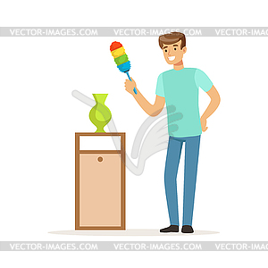 Молодой улыбающийся человек, вытирая пыль у себя дома, хаус - изображение в векторе / векторный клипарт