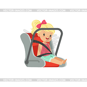 Сладкая девочка сидит в автокресло, безопасности автомобиля - векторный клипарт