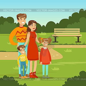 Счастливая молодая семья проводит время в городском парке - клипарт Royalty-Free