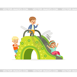 Маленькие дети, два мальчика и девочка, играющие на красочных - векторный клипарт / векторное изображение