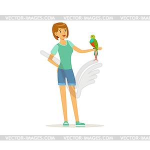 Женщина, держащая тропическую птицу с цветными перьями o - иллюстрация в векторном формате