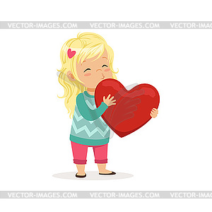 Милая блондинка девочка держит красное сердце, счастливый - векторный клипарт EPS