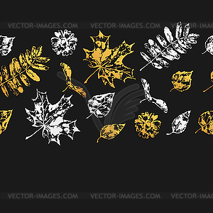 Бесшовный узор с напечатанными листьями - векторное изображение