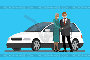 Мультяшная пожилая пара стоит возле белой машины - клипарт Royalty-Free