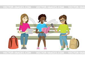 Девочки-подростки сидят на скамейке и держат разные - стоковое векторное изображение