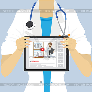Женщина-врач или медсестра, держащая медицинский планшетный ПК - векторизованное изображение клипарта