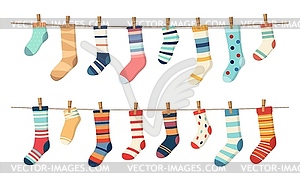 Носки на бельевой веревке, хлопчатобумажные или шерстяные носки на веревке - изображение векторного клипарта