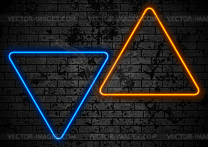 Оранжевые и синие неоновые треугольники на фоне темного гранжа - векторное изображение