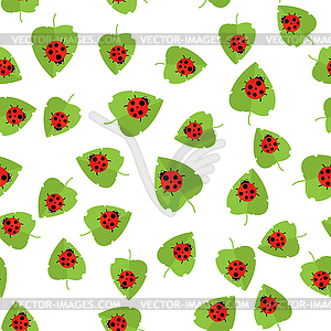 Бесшовный узор. Красная божья коровка и зеленый лист - стоковый векторный клипарт