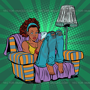 Женщина с телефоном в кресле - изображение в формате EPS