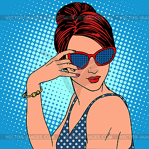 Ретро мода девушка в солнечных очках - векторное изображение EPS