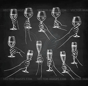 Набор рук с бокалами - изображение в векторе